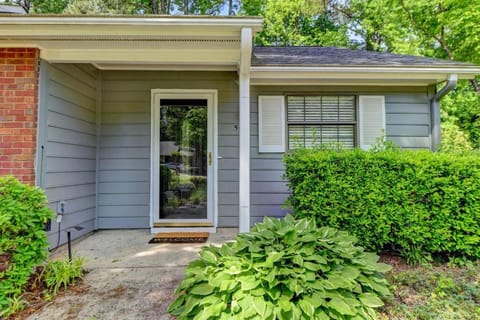 Walk to Avalon or Downtown 3 House in Alpharetta