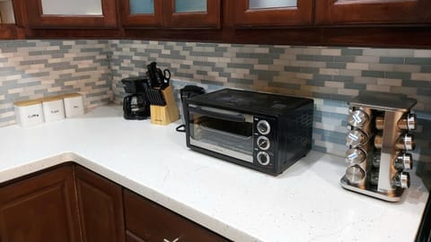 Coffee/tea facilities, toaster