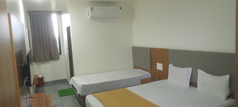 Bed, TV and multimedia, Photo of the whole room, Bedroom, air conditioner