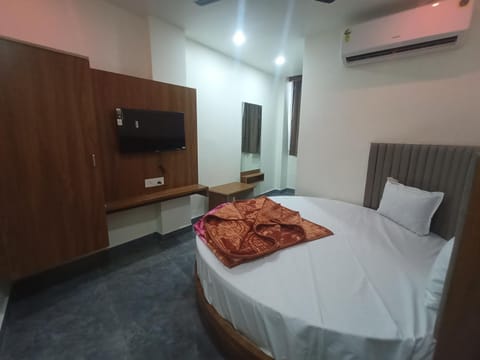 Communal lounge/ TV room, Bed, TV and multimedia, Photo of the whole room, Evening entertainment, Bedroom, towels, air conditioner