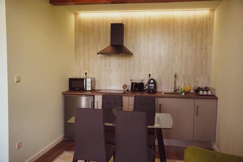 Coffee/tea facilities, Kitchen or kitchenette, Dining area