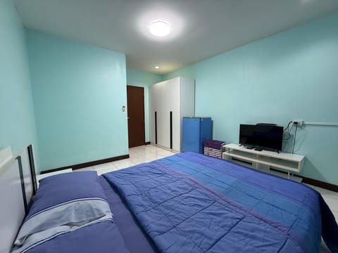 Bed, TV and multimedia, Photo of the whole room, Bedroom