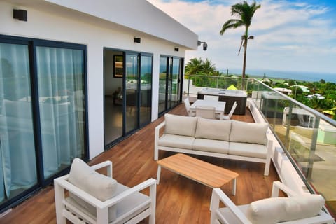 View (from property/room), Balcony/Terrace, Living room, Seating area, Sea view