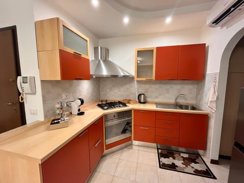 Coffee/tea facilities, Kitchen or kitchenette, oven, stove