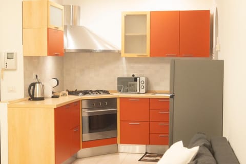 Coffee/tea facilities, Kitchen or kitchenette, stove