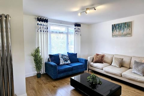 BSE Homes & Properties Ltd Manford 3-Bedroom Home, Chigwell ,Greater London with Parking sleeps 6 Apartment in Ilford