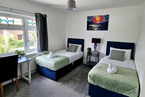 BSE Homes & Properties Ltd Manford 3-Bedroom Home, Chigwell ,Greater London with Parking sleeps 6 Apartment in Ilford