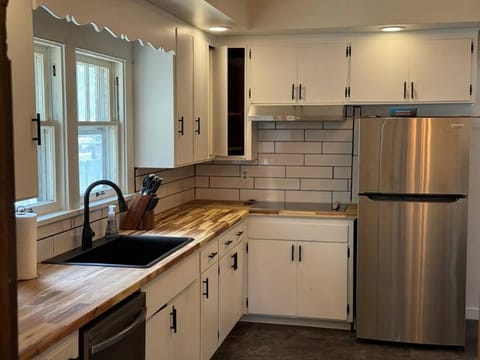 Kitchen or kitchenette, dishwasher, stove