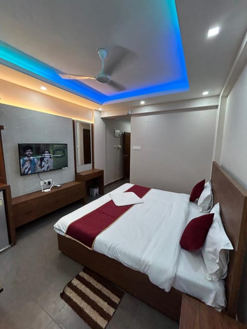 Bed, TV and multimedia, Photo of the whole room, Bedroom