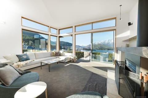 View (from property/room), Living room, Seating area, Lake view, Mountain view, fireplace