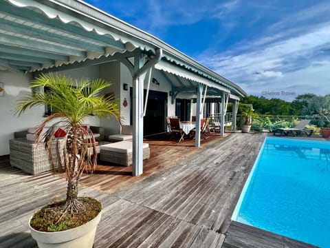 Property building, Patio, Day, Garden, Garden view, Pool view, Swimming pool, sunbed