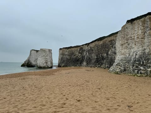 Nearby landmark, Restaurant/places to eat, Day, Natural landscape, Beach, Sea view