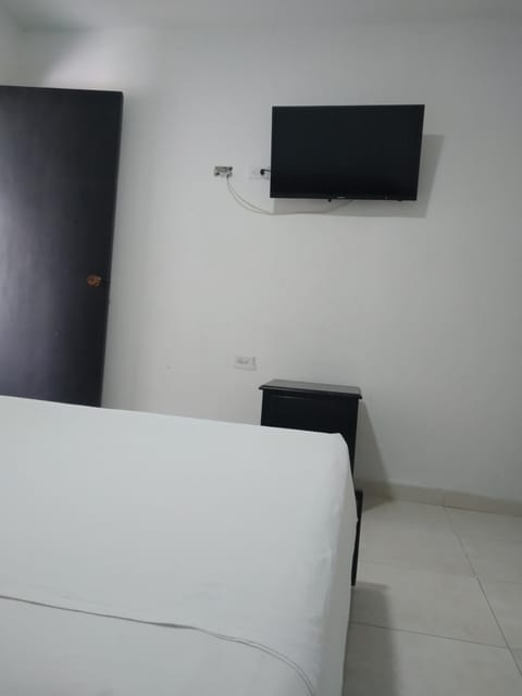 Bed, TV and multimedia, Photo of the whole room, Evening entertainment, Bedroom