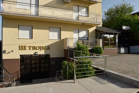 Apartmani i Bungalovi TROJKA Apartment hotel in Federation of Bosnia and Herzegovina