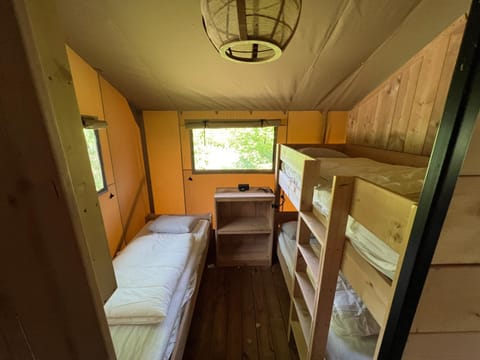 Bedroom, bunk bed