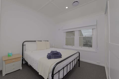 Manuka Village - Sleeps 8 - Free parking x 4 House in Canberra