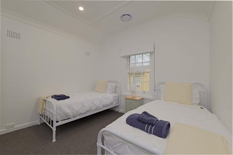 Manuka Village - Sleeps 8 - Free parking x 4 House in Canberra