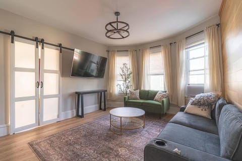 Charming 4 BDR - Walk to Downtown & Free parking! Appartement in Marblehead