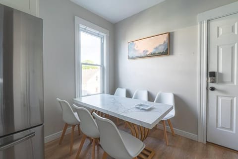 Charming 4 BDR - Walk to Downtown & Free parking! Appartement in Marblehead