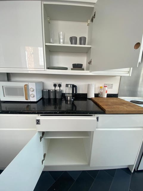 Coffee/tea facilities, Kitchen or kitchenette, stove