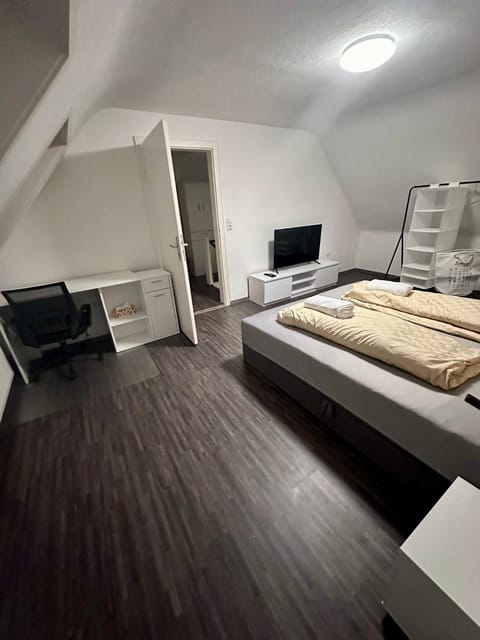 Bed, TV and multimedia, Photo of the whole room, Bedroom