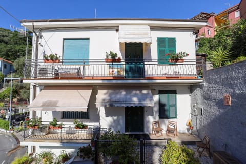 Property building, Patio, Balcony/Terrace