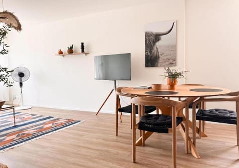 TV and multimedia, Seating area, Dining area