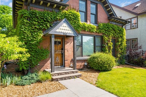 Property building, Facade/entrance, Garden