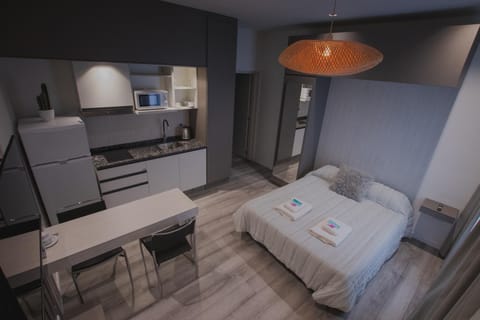 Bed, Kitchen or kitchenette, Photo of the whole room, Dining area, Bedroom, minibar