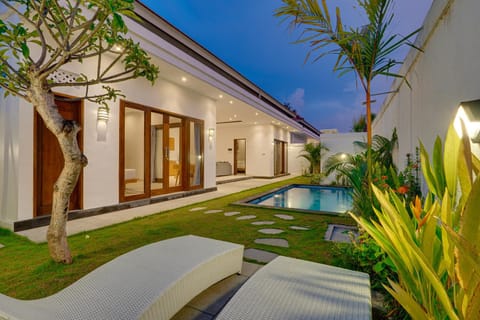 Property building, Garden, Garden view, Pool view, Swimming pool