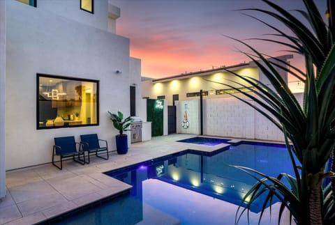 Desert Palm Luxury Space - Walk To Old Town! House in Scottsdale