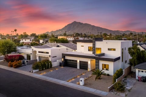 Desert Palm Luxury Space - Walk To Old Town! House in Scottsdale