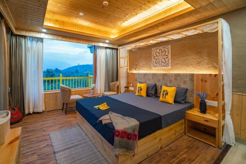 Bed, Photo of the whole room, Seating area, Bedroom, Mountain view