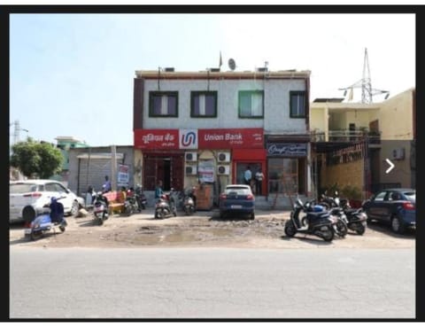 Property building, Day, People, Neighbourhood, Street view, Location, group of guests, Parking