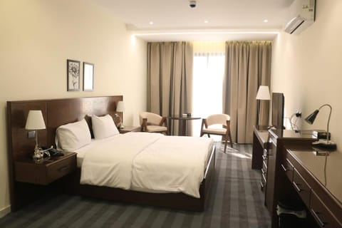 Bed, TV and multimedia, Photo of the whole room, Seating area, Bedroom, air conditioner