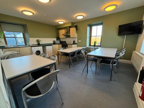 Communal lounge/ TV room, Kitchen or kitchenette, Seating area, Dining area, oven, stove