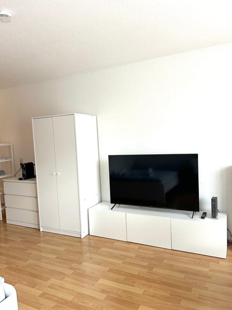 Communal lounge/ TV room, TV and multimedia, Living room, wardrobe