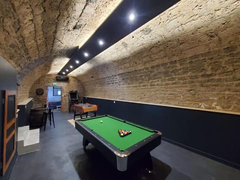 Billiard, Game Room