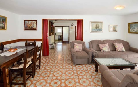 Seating area, Dining area
