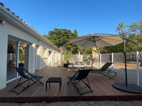 Property building, Patio, Garden, Dining area, Garden view, Parking, sunbed