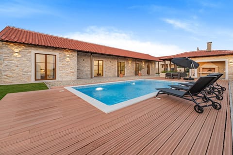 Property building, Day, Pool view, Swimming pool, sunbed