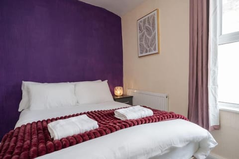 5 bedroom home Birkenhead Sleeps 9- Free Parking-5G Internet Apartment in Wirral