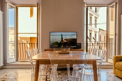 TV and multimedia, Living room, Dining area, Evening entertainment