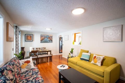 597 Spacious, cozy 5BR apartment in Medford Wohnung in Medford