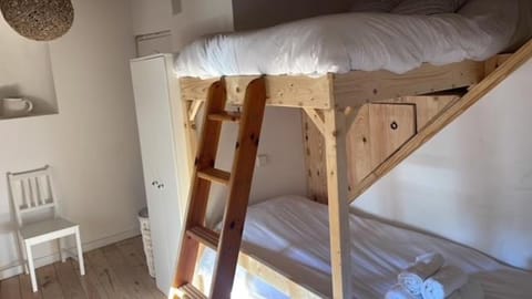 Bedroom, bunk bed