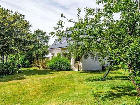 Holiday Home Maison de Locmaria by Interhome House in Brittany