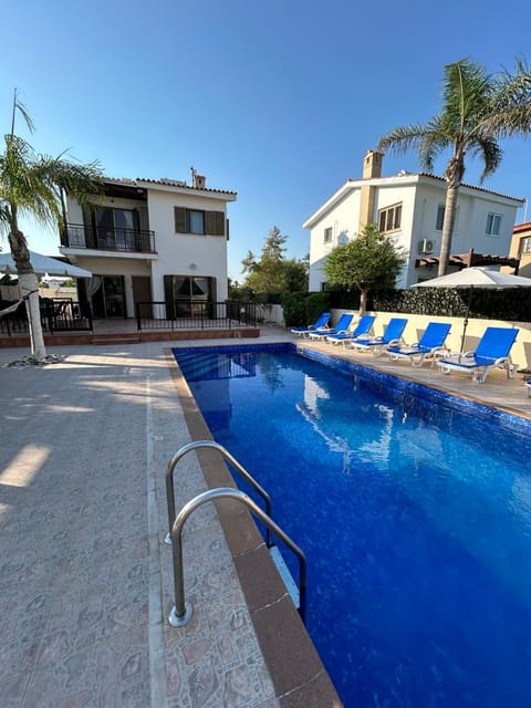 Property building, Day, Pool view, Swimming pool, sunbed