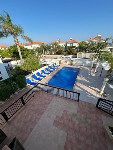 Day, Pool view, Swimming pool, sunbed