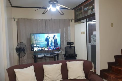 WholeHouse 3 Rooms with Parking Apartment in Quezon City