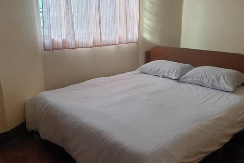 WholeHouse 3 Rooms with Parking Apartment in Quezon City